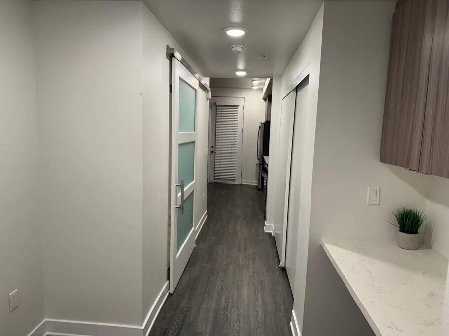 Modern And Lavish Apartment เกลนเดล ภายนอก รูปภาพ