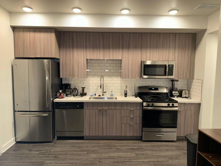 Modern And Lavish Apartment เกลนเดล ภายนอก รูปภาพ