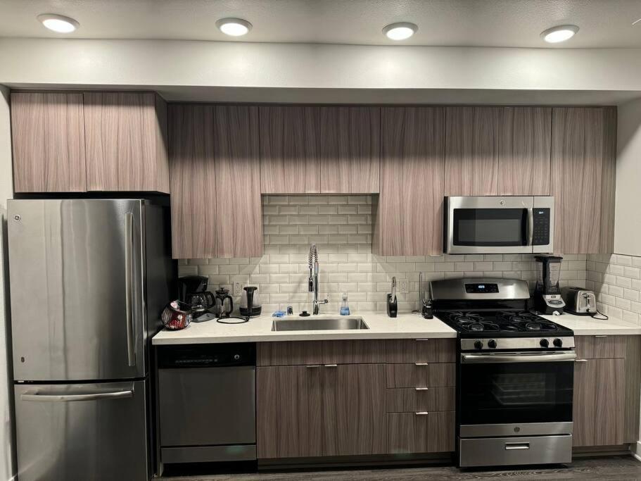 Modern And Lavish Apartment เกลนเดล ภายนอก รูปภาพ